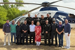 Ana Guarinos, alcaldesa de Guadalajara junto a concejales del Ayuntamiento, representantes del Club Alcarreño de Aeromodelismo, Cuerpo Nacional de Policía y el Grupo Especial de Operaciones (G.E.O.)