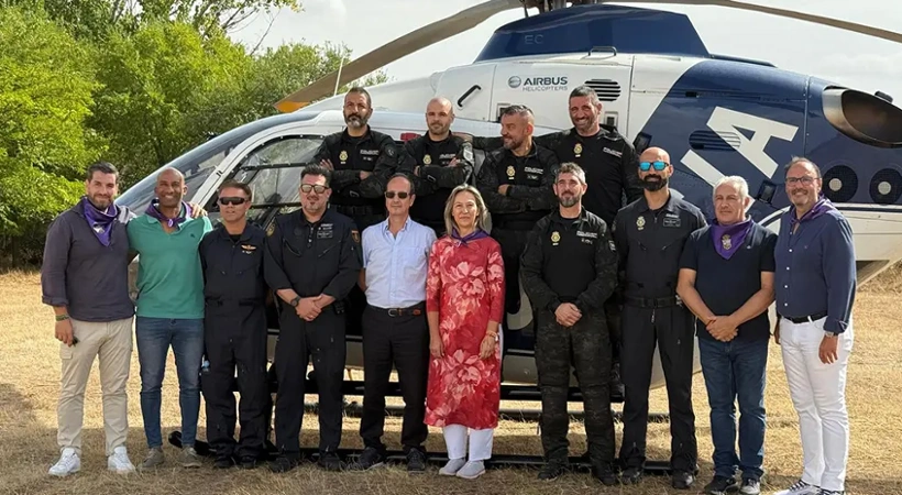 Ana Guarinos, alcaldesa de Guadalajara junto a concejales del Ayuntamiento, representantes del Club Alcarreño de Aeromodelismo, Cuerpo Nacional de Policía y el Grupo Especial de Operaciones (G.E.O.)