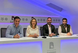 Ana Guarinos, alcaldesa de Guadalajara acompañada por el tercer teniente de alcalde y concejal de Festejos, Santiago López Pomeda, el concejal de Servicios Municipales, David García, y el concejal de Parques y Jardines, José Luis Alguacil
