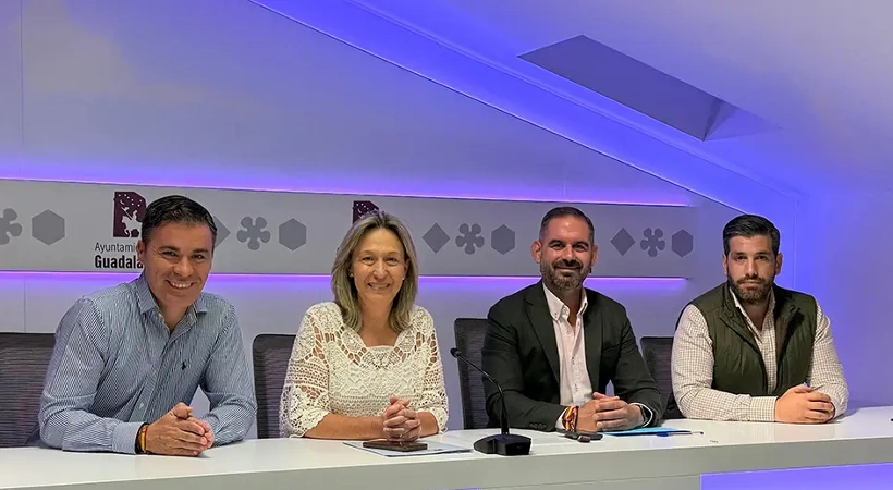 Ana Guarinos, alcaldesa de Guadalajara acompañada por el tercer teniente de alcalde y concejal de Festejos, Santiago López Pomeda, el concejal de Servicios Municipales, David García, y el concejal de Parques y Jardines, José Luis Alguacil