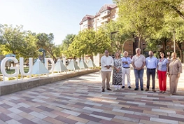 Ana Guarinos, alcaldesa de Guadalajara, Víctor Morejón, concejal de Turismo, Ángel Luis Lorenzo, autor del diseño en la presentación de las nuevas letras promocionales
