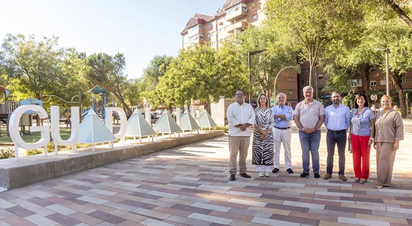 Ana Guarinos, alcaldesa de Guadalajara, Víctor Morejón, concejal de Turismo, Ángel Luis Lorenzo, autor del diseño en la presentación de las nuevas letras promocionales