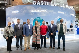 Ana Guarinos y miembros de la Corporación Municipal en Fitur
