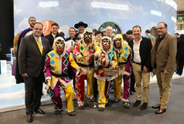 Victor Morejón junto a lanBotarga de la capital y el acompañamiento musical de las dulzainas