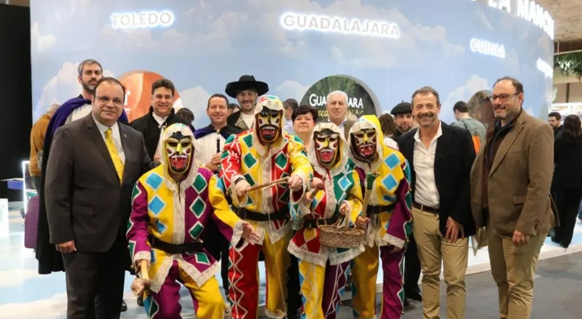 Victor Morejón junto a lanBotarga de la capital y el acompañamiento musical de las dulzainas