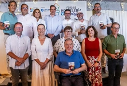 Ana Guarinos junto a los tenientes de alcalde Javier Toquero, Santiago López Pomeda e Isabel Nogueroles, así como los concejales David García y Chema Antón y los participantes del IV Foro de Hostelería