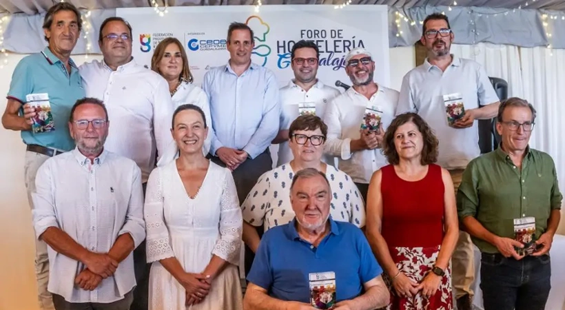 Ana Guarinos junto a los tenientes de alcalde Javier Toquero, Santiago López Pomeda e Isabel Nogueroles, así como los concejales David García y Chema Antón y los participantes del IV Foro de Hostelería