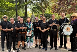 Ana Guarinos, alcaldesa de Guadalajara, junto a jóvenes y veteranos dulzaineros y tamborileros