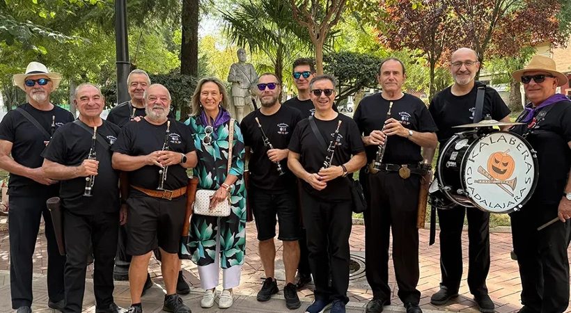 Ana Guarinos, alcaldesa de Guadalajara, junto a jóvenes y veteranos dulzaineros y tamborileros