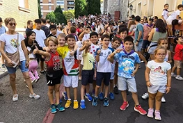 Grupo de niños participantes en el encierro infantil con carretores
