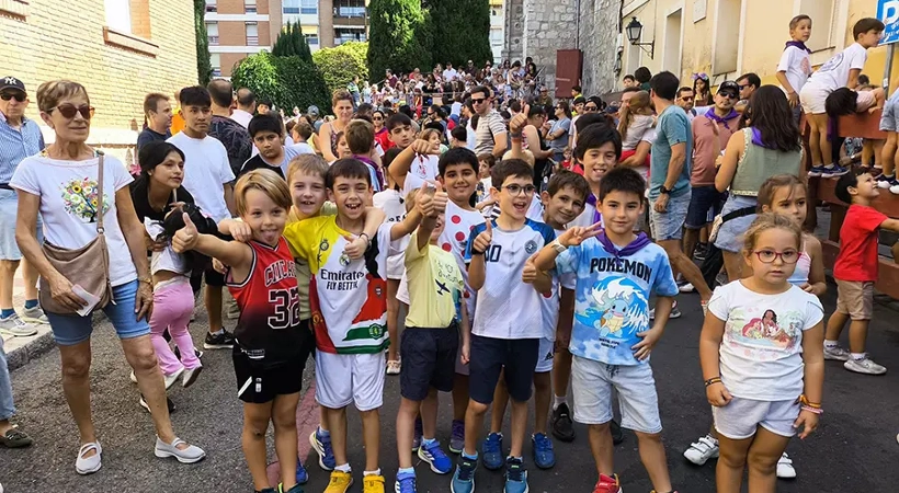 Grupo de niños participantes en el encierro infantil con carretores