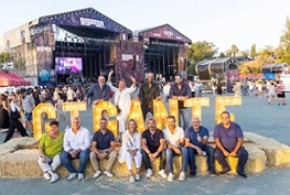 Ana Guarinos, junto al concejal de Festejos, Santiago López Pomeda, y concejales del Equipo de Gobierno en las instalaciones del festival