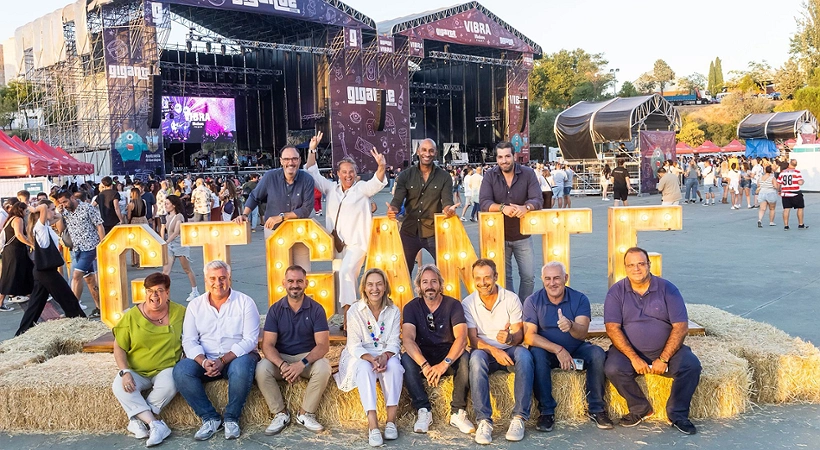Ana Guarinos, junto al concejal de Festejos, Santiago López Pomeda, y concejales del Equipo de Gobierno en las instalaciones del festival