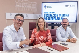 Ana Guarinos, alcaldesa de Guadalajara, junto a Jerónimo Taracena, presidente de la Federación y Santiago López Pomeda, teniente de alcalde y concejal de Asuntos Taurinos
