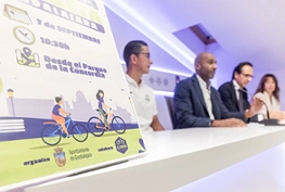 Armengol Engonga, concejal de Deportes acompañado de Mario Alcívar, presidente del Club Deportivo Alcarreña de Ciclismo; David González Fernández, director de Área de Negocio de CaixaBank en Guadalajara; Esther Moreno, directora institucional de CaixaBank en Castilla-La Mancha y Extremadura; y Rubén García León, presidente de la Asociación de Scouts Sigüenza-Guadalajara
