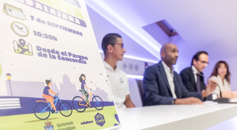 Armengol Engonga, concejal de Deportes acompañado de Mario Alcívar, presidente del Club Deportivo Alcarreña de Ciclismo; David González Fernández, director de Área de Negocio de CaixaBank en Guadalajara; Esther Moreno, directora institucional de CaixaBank en Castilla-La Mancha y Extremadura; y Rubén García León, presidente de la Asociación de Scouts Sigüenza-Guadalajara