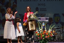 Ana Guarinos, alcaldesa de Guadalajara junto a Rosa San Millán, periodista y redactora jefe de GuadaTV Media en el Pregón Oficial de las Ferias y Fiestas de Guadalajara 2025