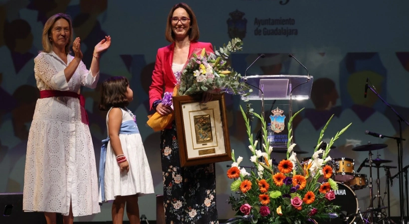 Ana Guarinos, alcaldesa de Guadalajara junto a Rosa San Millán, periodista y redactora jefe de GuadaTV Media en el Pregón Oficial de las Ferias y Fiestas de Guadalajara 2025