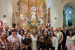 Ana Guarinos, en la ofrenda, acompañada por representantes de las principales instituciones y miembros de la Corporación Municipal