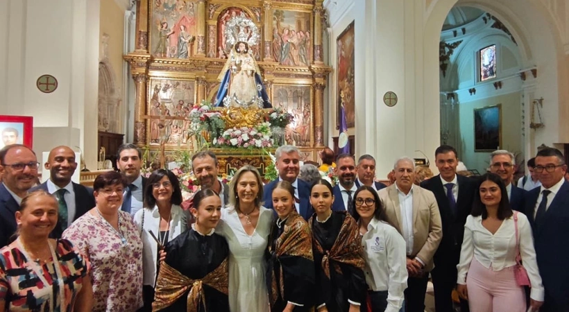 Ana Guarinos, en la ofrenda, acompañada por representantes de las principales instituciones y miembros de la Corporación Municipal