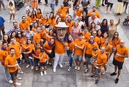 Nuevo cabezudo apicultor en la Comparsa de Gigantes y Cabezudos