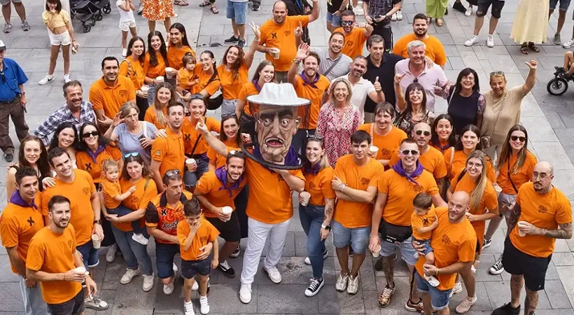Nuevo cabezudo apicultor en la Comparsa de Gigantes y Cabezudos