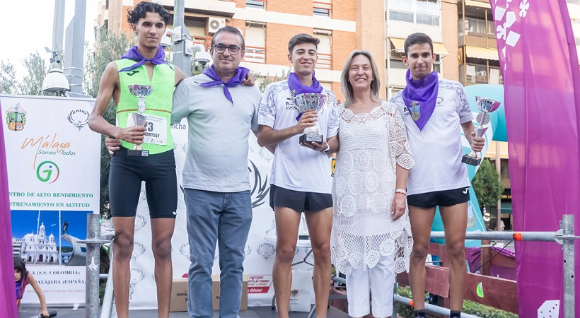 Ana Guarinos, junto a varios concejales del Equipo de Gobierno, entrega los trofeos a los ganadores 