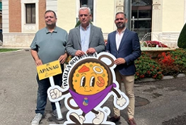 Anuncio de Paella Solidaria por el presidente de la Diputación, José Luis Vega, junto con el concejal de Festejos, Santiago López, y el presidente de APANAG, Roberto Inglés