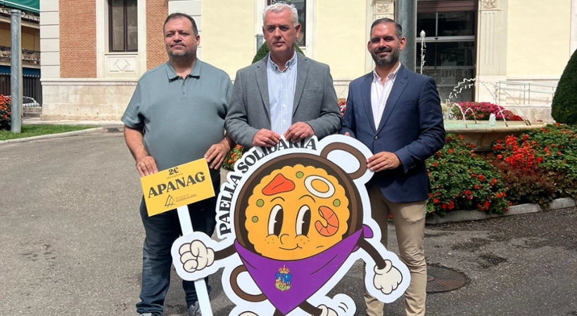 Anuncio de Paella Solidaria por el presidente de la Diputación, José Luis Vega, junto con el concejal de Festejos, Santiago López, y el presidente de APANAG, Roberto Inglés