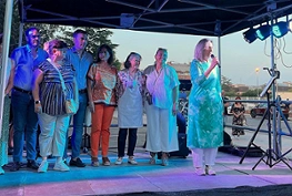 Ana Guarinos, acompañada por la concejal de Servicios Sociales, Eva Henche, y otros miembros de la Corporación municipal
