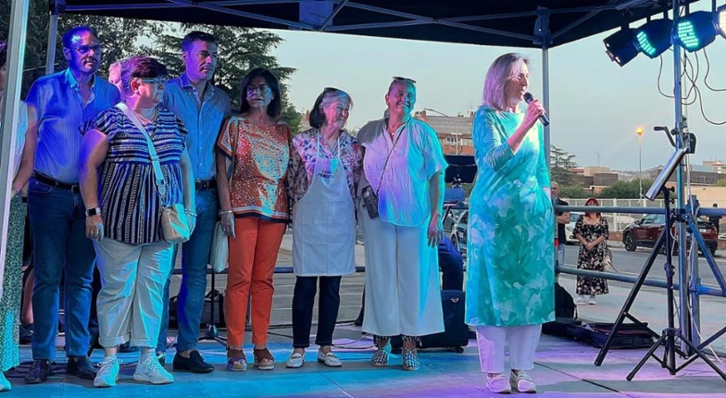 Ana Guarinos, acompañada por la concejal de Servicios Sociales, Eva Henche, y otros miembros de la Corporación municipal