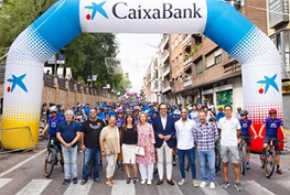 Ana Guarinos, junto a Mario Alcívar, presidente del Club Deportivo Alcarreña de Ciclismo; David González Fernández, director de Área de Negocio de CaixaBank en Guadalajara; Armengol Engonga, concejal de Deportes y otros miembros de la Corporación municipal