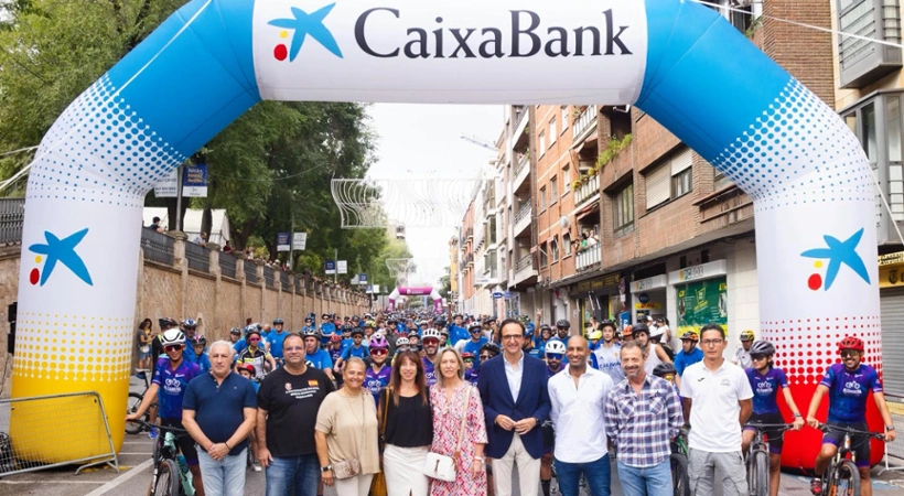 Ana Guarinos, junto a Mario Alcívar, presidente del Club Deportivo Alcarreña de Ciclismo; David González Fernández, director de Área de Negocio de CaixaBank en Guadalajara; Armengol Engonga, concejal de Deportes y otros miembros de la Corporación municipal