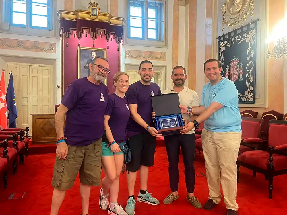 Santiago López, recibe una placa conmemorativa de manos del Ayuntamiento de Alcalá de Henares
