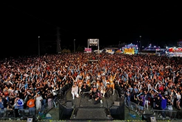 Actuación de la orquesta La Misión durante la Feria Chica 2025
