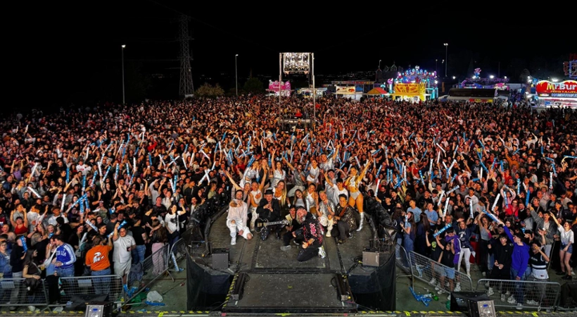 Actuación de la orquesta La Misión durante la Feria Chica 2025