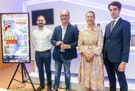Ana Guarinos acompañada por el tercer teniente de alcalde y concejal Festejos, Santiago López, y el empresario Antonio Matilla, representante de la empresa Funtausa