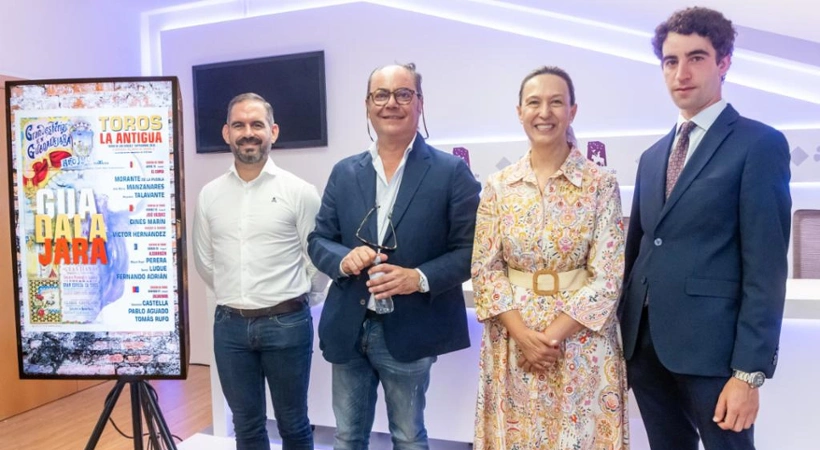Ana Guarinos acompañada por el tercer teniente de alcalde y concejal Festejos, Santiago López, y el empresario Antonio Matilla, representante de la empresa Funtausa