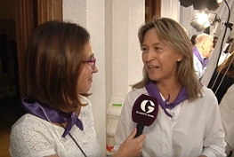 Rosa San Millán, redactora jefe de GuadaTV Media entrevistando a la alcaldesa de Guadalajara, Ana Guarinos