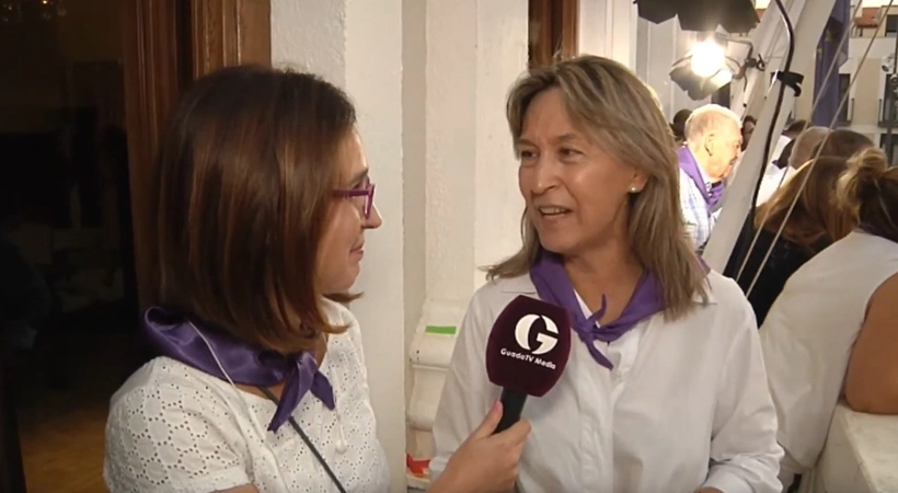 Rosa San Millán, redactora jefe de GuadaTV Media entrevistando a la alcaldesa de Guadalajara, Ana Guarinos