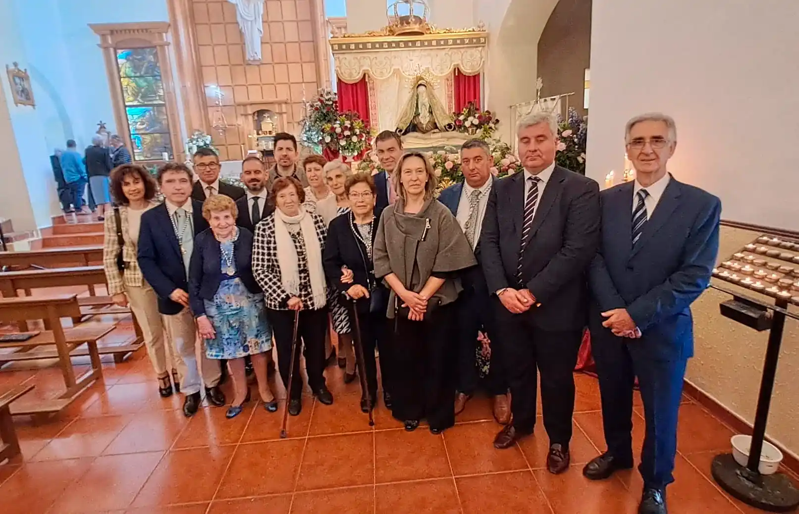 Ana Guarinos junto al segundo y tercer tenientes de alcalde, Alfonso Esteban y Santiago López, así como otros miembros de la Corporación municipal y los alcaldes pedáneos de Iriépal y Valdenoches, Andrés Sanz y Fernando Arroyo