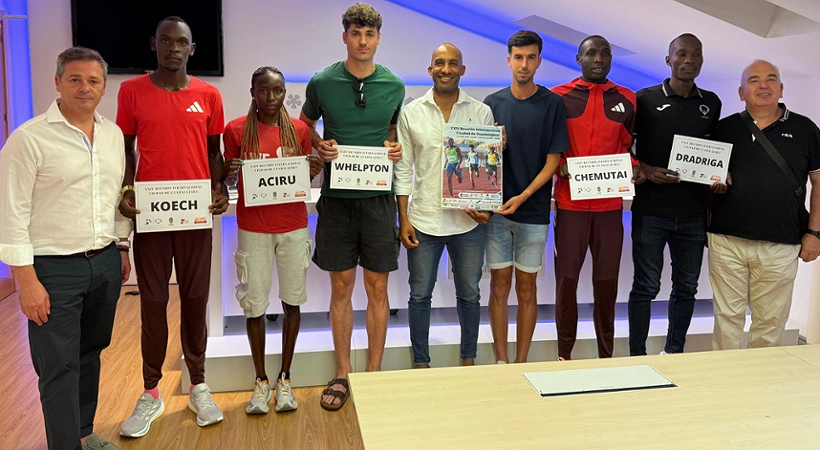 Armengol Engonga, concejal de Deportes acompañado por Mario Peinado, director técnico del Club Atletismo Unión Guadalajara y principal impulsor del mitin; los atletas internacionales Tiaan Whelpton y Aciru Knight; y Carlos Rojo, representante de Inmobiliaria Arbeteta