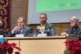 Santiago López Pomeda junto al obispo de la Diócesis de Sigüenza-Guadalajara, Julián Ruiz Martorel y presidente de los belenistas, Miguel Ángel Martínez
