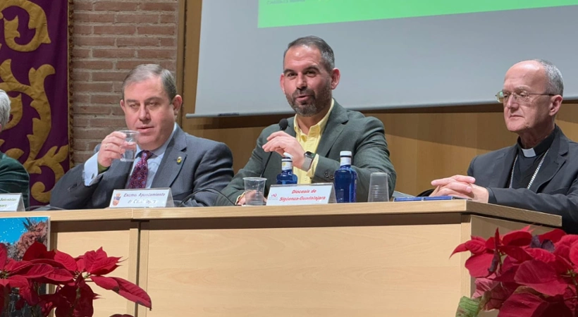 Santiago López Pomeda junto al obispo de la Diócesis de Sigüenza-Guadalajara, Julián Ruiz Martorel y presidente de los belenistas, Miguel Ángel Martínez
