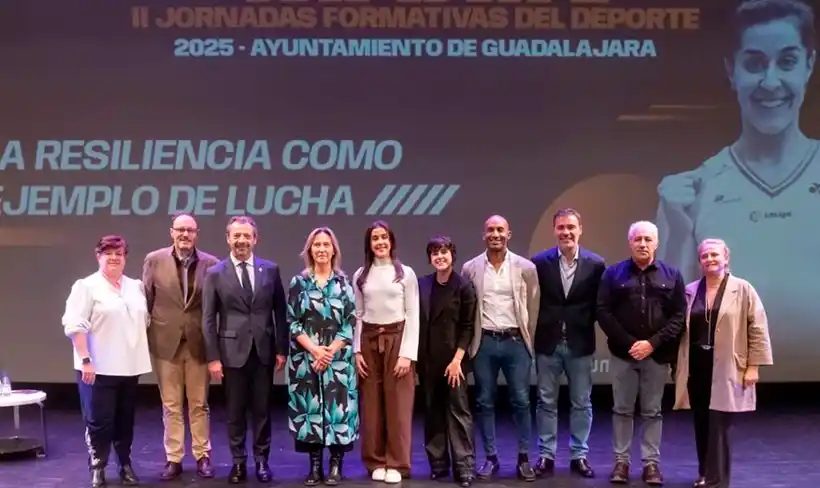 Foto de grupo junto a Carolina Marín en las Jornadas Formativas del Deporte