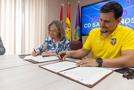 Ana Guarinos firma con el presidente del Club Deportivo Salesianos Guadalajara, Esteban Ramos