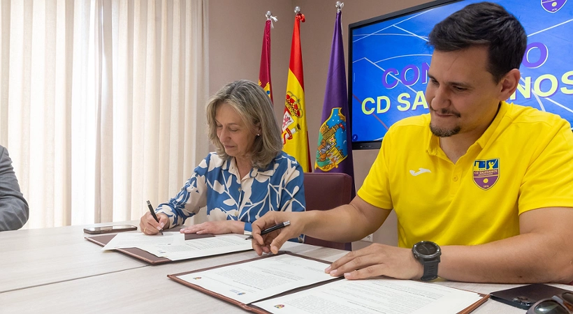 Ana Guarinos firma con el presidente del Club Deportivo Salesianos Guadalajara, Esteban Ramos