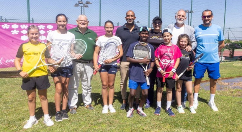 Participantes del Open BASF 2025 junto al concejal de deportes Armengol Engonga