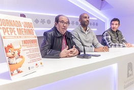 Armengol Engonga, Concejal de Deportes, acompañado por Pepe Merino y Andrés Merino, profesores de la Escuela de Judo Aylu