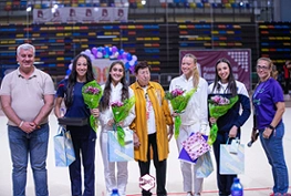 Entrega de medallas, con las gimnastas internacionales Alba Bautista, Daniela Picó, Alexandra Marcos y Marina Cortés, junto a la homenajeada Maite Nadal y el segundo teniente de alcalde, Alfonso Esteban